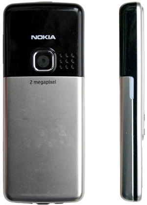 Loa ngoài nằm cạnh máy ảnh 2 Megapixel. Ảnh: Mobile-review.