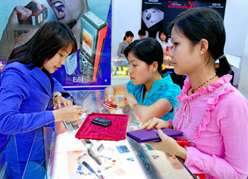 Điện thoại BenQ-Siemens được người dùng trẻ chú ý. Ảnh: Hoàng Hà.