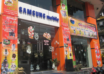 Nhiều cửa hàng trưng biển khuyễn mãi cuối năm. Ảnh: Huy Nguyễn.