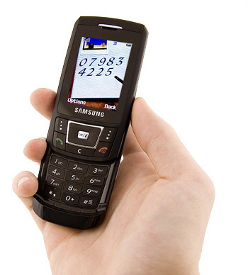 D900 siêu mỏng được Samsung giảm giá nhiều nhất. Ảnh: Cnet.