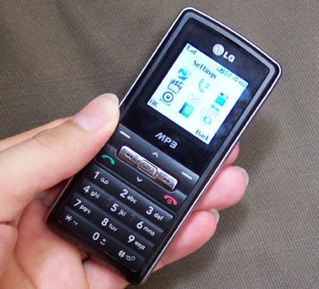 KP110 nhỏ gọn trong trong lòng bàn tay. Ảnh: Quốc Huy.