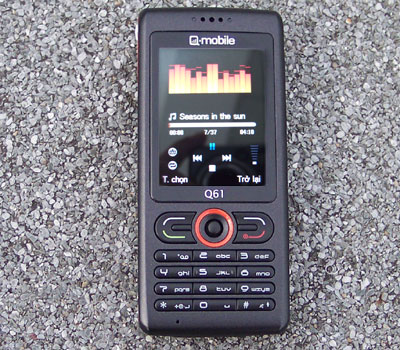 Các phím bấm của máy nhỏ gọn nằm ngang. Ảnh: Quốc Huy.