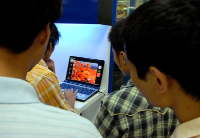 Máy tính xách tay giá rẻ đang thu hút sự chú ý của ngày càng nhiều người tiêu dùng Việt Nam. Ảnh: Hoàng Hà.