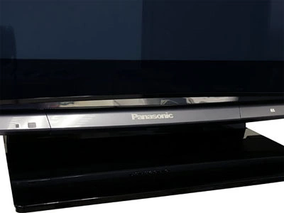 Phía trên logo là một dải gương mảnh có tcas dụng tăng thêm vẻ bóng bẩy cho ngoại hình của chiếc TV. Ảnh: Cnet.