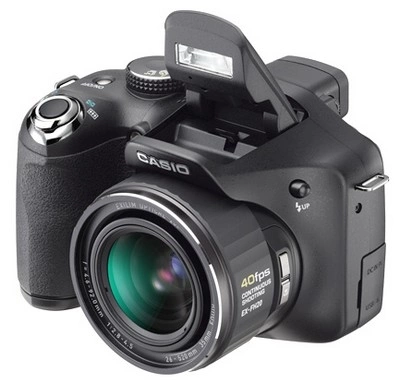 Đèn flash của máy có thể chiếu xa tới 7 m. Ảnh: Photokina-show.