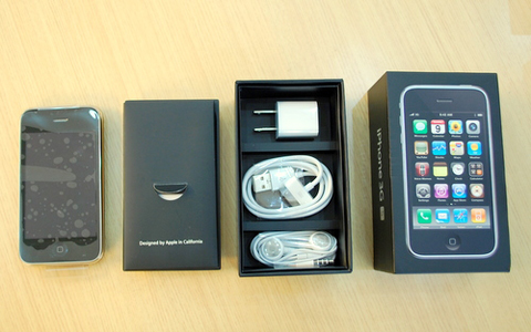 Giá bán iPhone mới khá cao, nhưng người dùng được hưởng các ưu đãi về cuộc gọi. Ảnh: Quốc Huy.