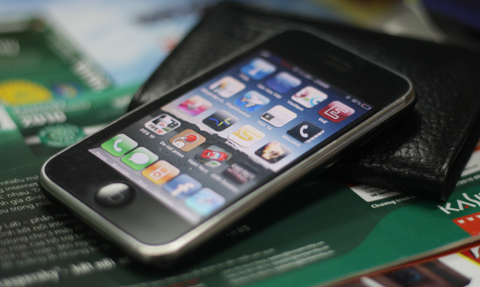 Giá bán cộng cước iPhone rẻ nhất có thể lên tới 20 triệu. Ảnh: Quốc Huy.