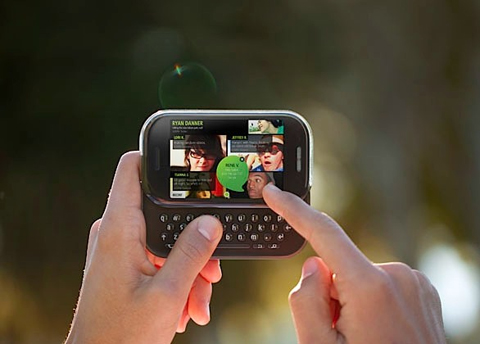 Kin 2 giống các điện thoại QWERTY trượt đang bán.