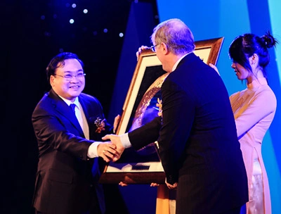 Phó Thủ tướng Chính phủ Hoàng Trung Hải và Chủ tịch Intel Paul Otellini.