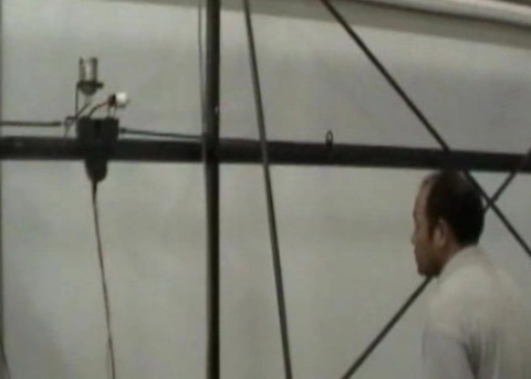 Robot đang sơn màn chiếu. Ảnh chụp từ clip