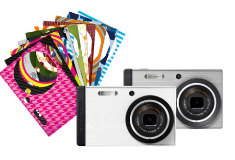 Máy đi kèm 10 miếng da trang trí sẵn.