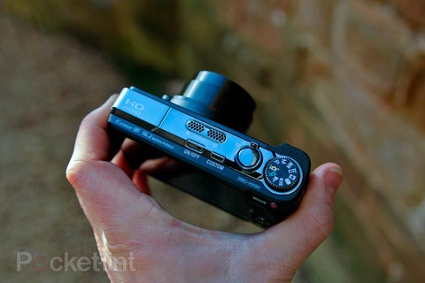 Nhìn từ phía trên với bánh xe, hệ điều tắt mở, điều khiển của model này.