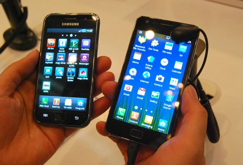 Galaxy S II bên cạnh mẫu Galaxy S năm ngoái.