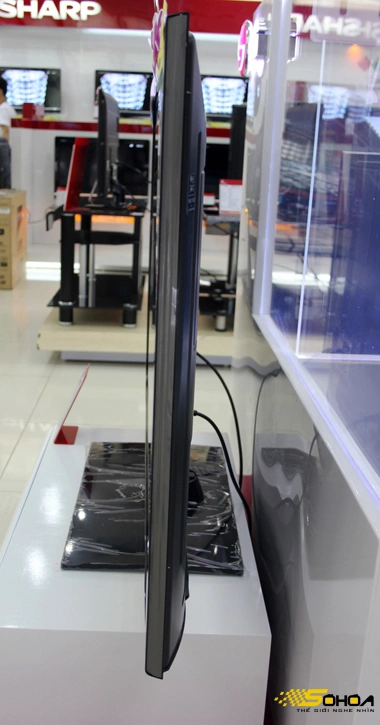 với kiểu dáng mỏng tương tự như một mẫu HDTV sử dụng màn hình LCD LED.
