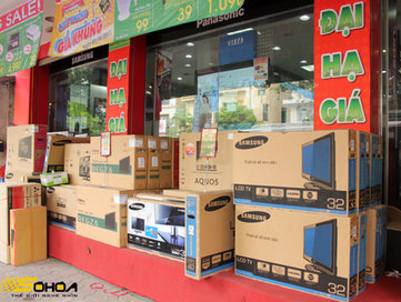 Các chương trình khuyến mại, giảm giá mặt hàng TV xuất hiện ở hầu hết các cửa hàng, siêu thị TV lớn tại Hà Nội. Ảnh: Tuấn Anh.