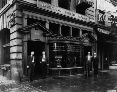 Hình ảnh trên được chụp ngoài văn phòng của công ty ở Washington, Mỹ năm 1924.