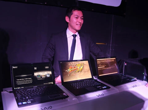 Đại diện Sony so sánh khả năng khởi động của Vaio Z với các model khác.