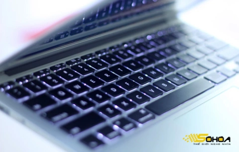 Macbook Air mới được trang bị bàn phím có hệ thống đèn led chiếu sáng. Ảnh: Tuấn Hưng.