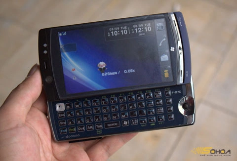 Màn hình Home của máy khi trượt bàn phím ra, F-07C đang chạy trên hệ điều hành Symbian.