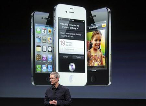 iPhone 4S lúc mới ra mắt không gây được nhiều ấn tượng. Ảnh: Reuters.