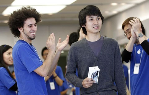 Một khách hàng mua iPhone 4S sáng nay tại Tokyo. Ảnh: Daylife.