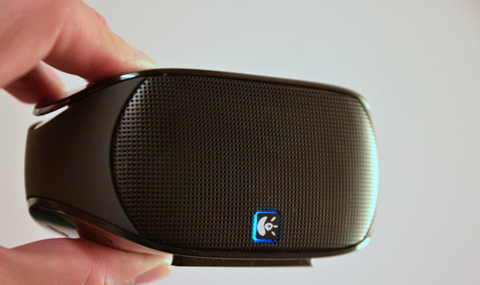 Mini Boombox với kiểu dáng nhỏ gọn có thể bỏ túi.