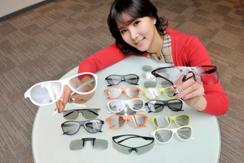 Các mẫu kính 3D dạng phân cực dành cho TV Cinema 3D đời mới của LG. Ảnh: Engadget.