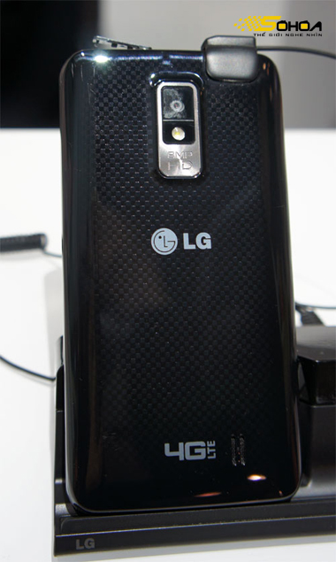 Mặt lưng với lớp vân caro, logo cho thấy sản phẩm hỗ trợ mạng 4G LTE.