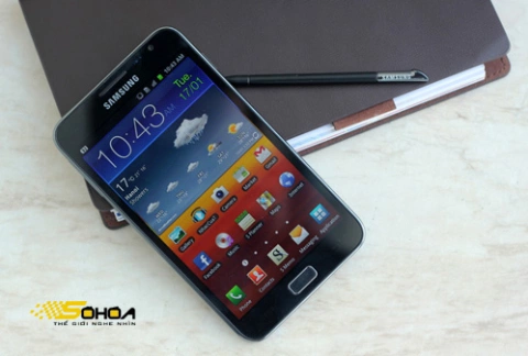 Smartphone màn hình rộng của Samsung. Ảnh: Tuấn Anh.