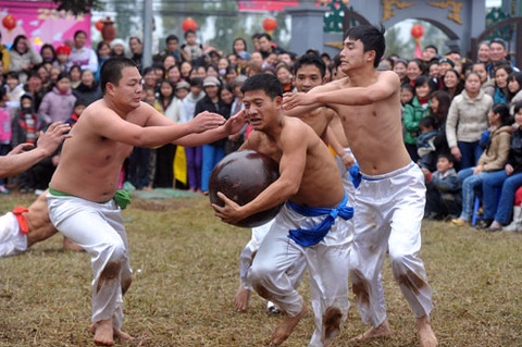 Vật cầu trong lễ hội đầu xuân ở làng Thúy Lĩnh (phường Lĩnh Nam, Hoàng Mai, Hà Nội) . Ảnh: Hoàng Hà.
