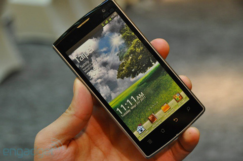 PadFone có màn hình 4 inch, có thiết kế dock giống với Motorola Atrix. Ảnh: Engadget.