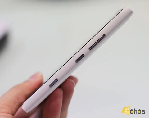 Cạnh phải máy là một loạt các nút bấm nguồn nguồn, tăng giảm âm lượng và chụp ảnh.