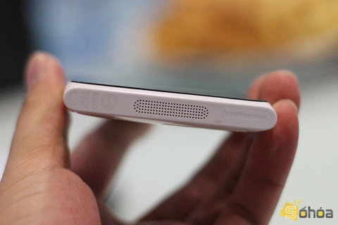 Loa ngoài của máy được bố trí bên dưới.