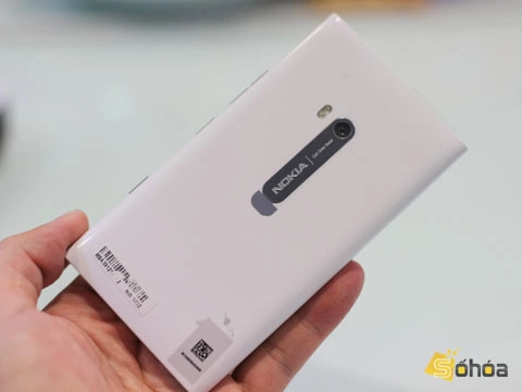 Mặt sau của máy.