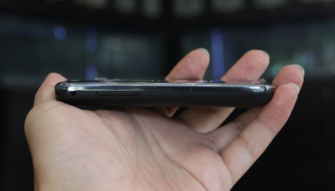 Cạnh bên với thiết kế đơn giản chỉ có nút chỉnh âm lượng.