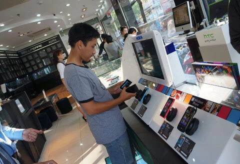 Một khách hàng đang dùng thử sản phẩm.