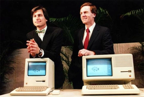 Steve Jobs và Jogn Sculley trong một buổi công bố Macintosh. Ảnh: Slashgear.