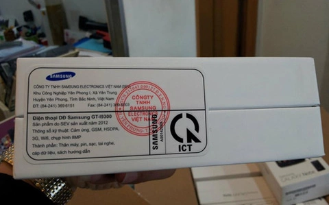 Các thông tin bê ngoài hộp cho biết, Galaxy S III được Samsung sản xuất tại nhà máy điện thoại đặt tại Bắc Ninh.