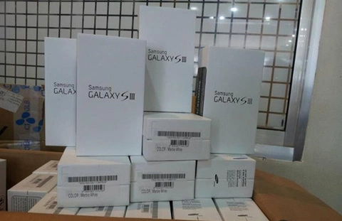 Galaxy S III là chiếc smartphone dành được nhiều quan tâm của giới công nghệ trong thời gian qua, là đối thủ trực tiếp của HTC One X. Mức giá chính hãng của S III là 15.900.000 đồng, cao hơn model của HTC 600.000 đồng.