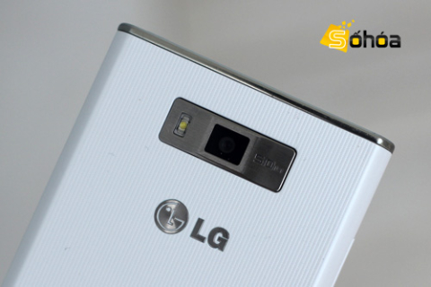 Cụm camera 5 Megapixel cùng đèn Flash được đặt trong một miếng kim loại xước.