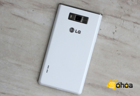 Mặt sau của máy làm từ nhựa với nắp lưng phủ kín toàn bộ mặt sau.