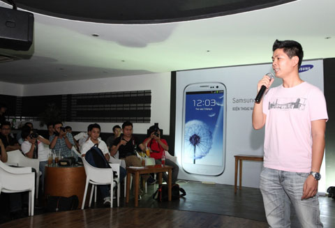 Đại diện của hãng giới thiệu sơ qua một số tính năng chính của Galaxy S III như khả năng chụp ảnh, truyền ứng dụng, nhận diện mắt người. Còn lại, thời gian dành cho người dùng trải nghiệm và sử dụng các tính năng trên máy.