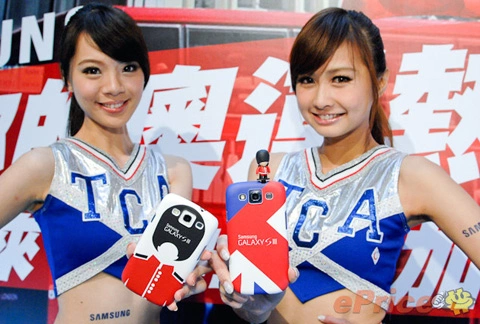 Đi kèm là ốp lưng trang trí bằng lá cờ của Vương quốc Anh hay hình chú lính bảo vệ của nữ hoàng, một biểu tượng của Anh.