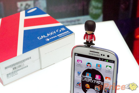 Cuối cùng là một chú lính nhỏ cho phép trang trí và gắn vào giắc 3,5 mm của điện thoại.