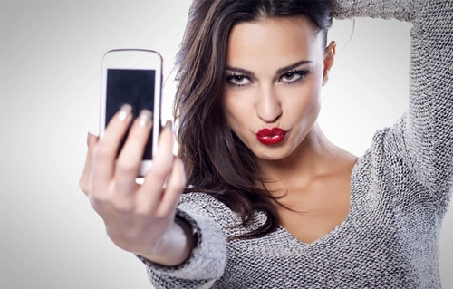 Nhiều người thấy ảnh selfie của mình hấp dẫn, nhưng thực tế chẳng mấy ai quan tâm. Ảnh minh họa: mundoxtreme