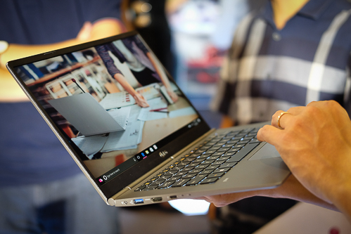 Có màn hình 14 inch nhưng Gram rất nhẹ, có thể thoải mái đặt trên một bàn tay và dùng một lúc lâu.
