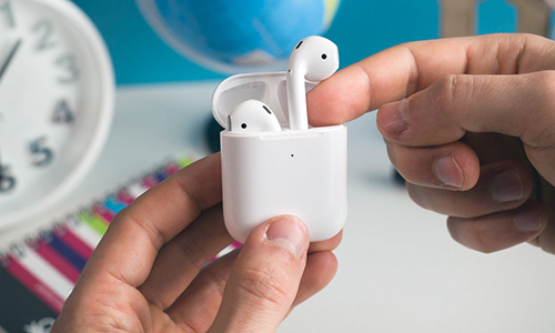AirPods thế hệ hai với hộp sạc không dây. Ảnh: PhoneArena