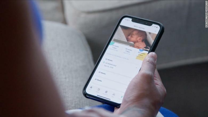 Một người dùng thăm con qua ứng dụng NICU2Home