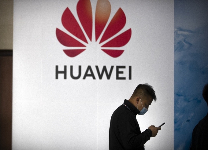 Lệnh cấm từ phía Mỹ khiến khả năng tiếp cận nguồn chip thay thế của Huawei càng khó khăn. Ảnh: AP.