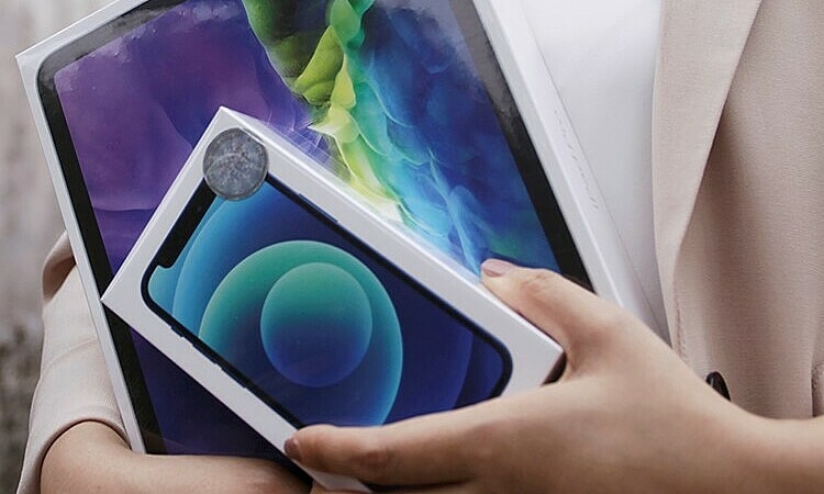 Khách mua iPhone từ Synnex FPT nhận củ sạc chính hãng